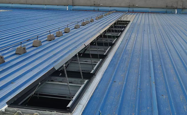 某城市大型商业综合体中庭民和排烟窗工程